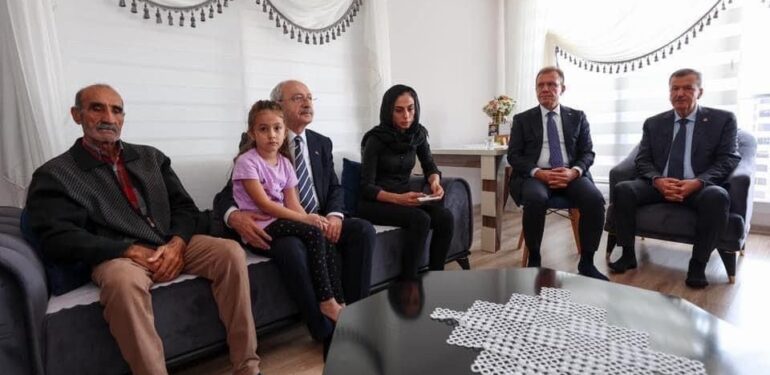 Kılıçdaroğlu Mersin’de şehit ailesini ziyaret etti