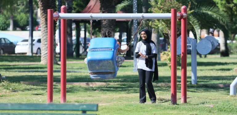 Mersinliler güneşli havanın keyfini çıkardı