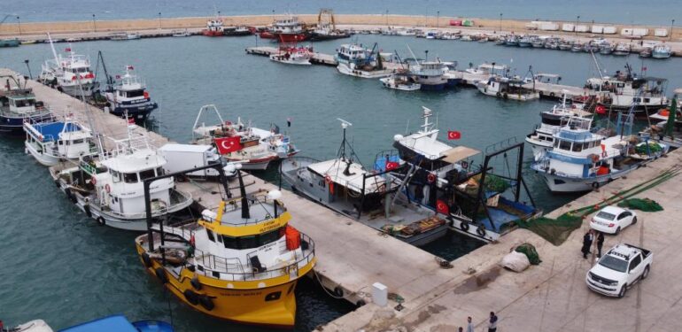 Akdeniz’de balıkçılara fırtına engeli, tekneler kıyıya yanaştı