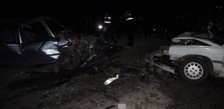 Otomobiller kafa kafaya çarpıştı: 2 ölü, 5 yaralı
