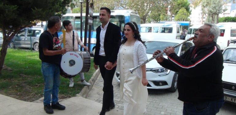 İşitme engelli çiftin nikah şahitleri de işitme engelli arkadaşları oldu