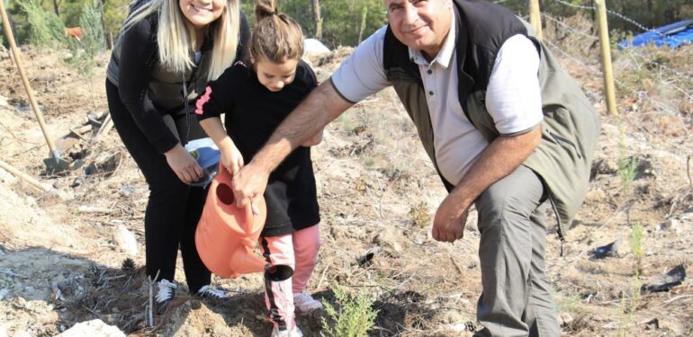 Mersin’de sazlı sözlü fidan dikimi
