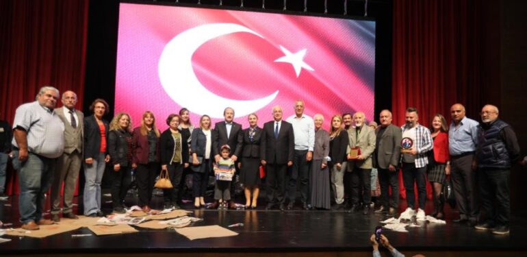 “Sokakların Çatısı Yok” oyunu beğeni topladı