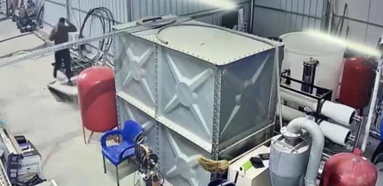 Telefonla konuşurken bodrum kata düştü, o anlar kameraya yansıdı