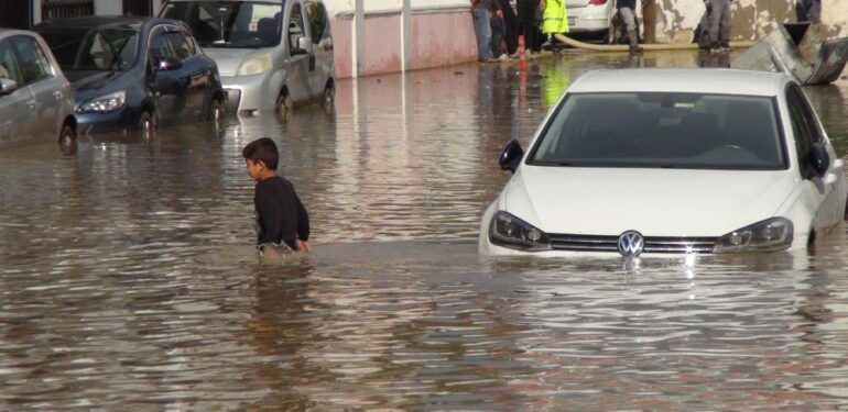 Mersin Silifke’de yağışla birlikte ev ve iş yerlerini su bastı