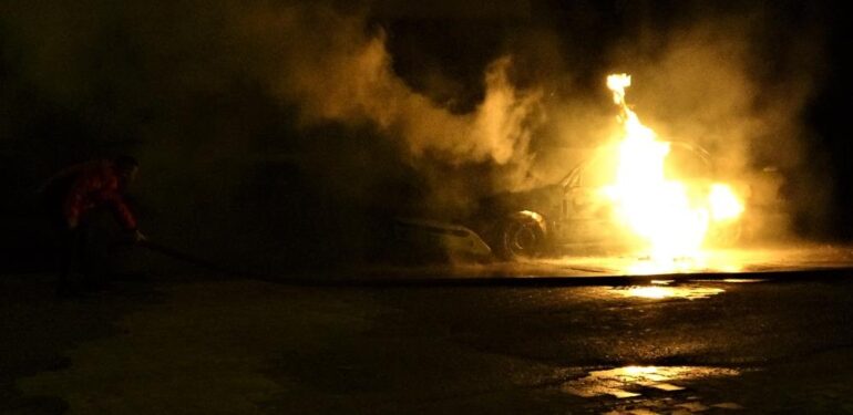 Mersin’de otomobil alev alev yandı