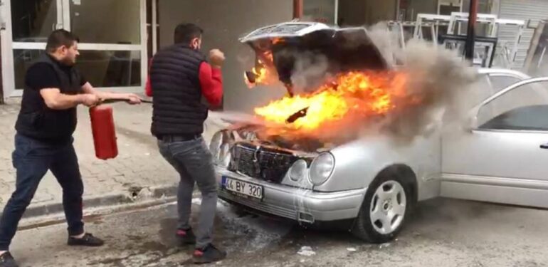 Esnafın müdahalesi, otomobili tamamen yanmaktan kurtardı