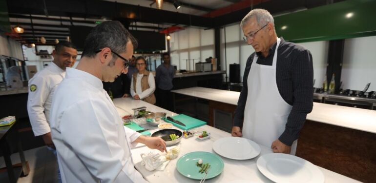 Başkan Tarhan, öğrencilerle birlikte yemek yaptı