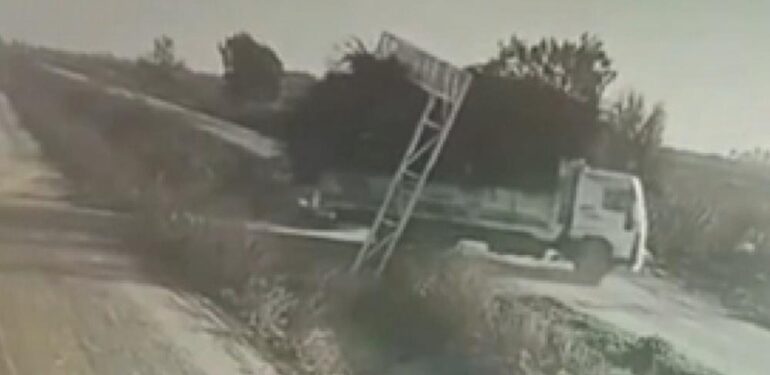 Kamyon tek hamleyle köy yolunu değiştirdi