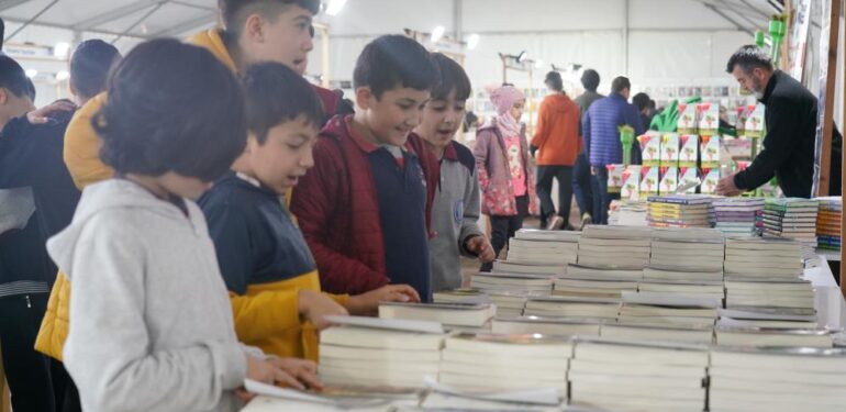 Kitap tutkunları, fuarda buluştu