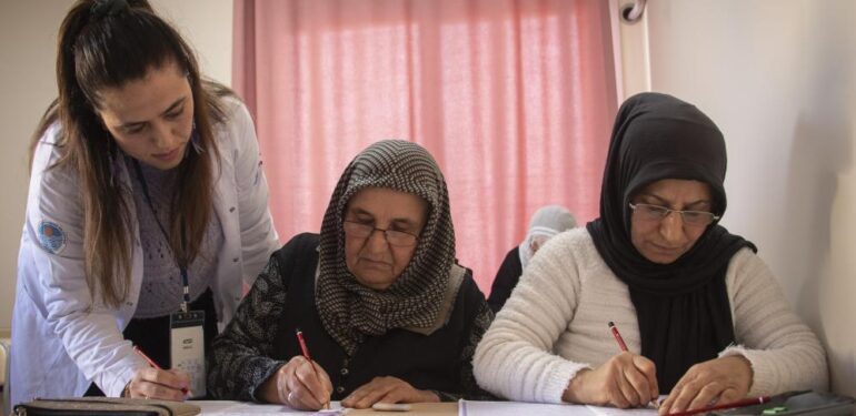 Mersin’de okuma yazma bilmeyen kadınlara özel kurs