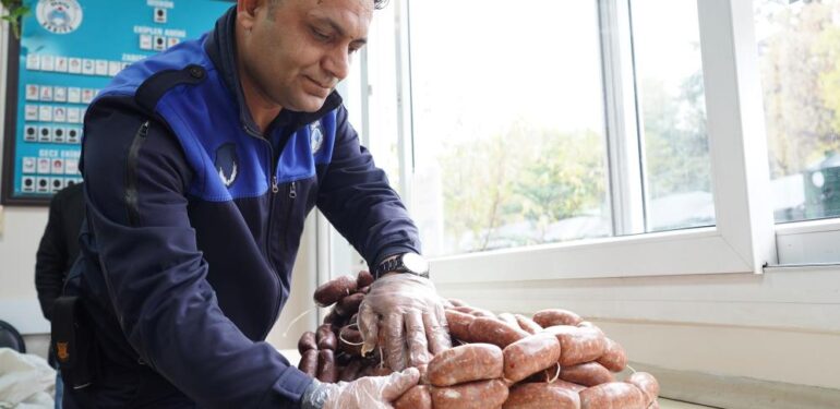Tarsus’ta etiketsiz 23 kilogram sucuk ele geçirildi