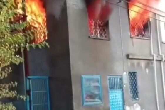 Elektrikli sobadan çıkan yangında 2 katlı ev alevlere teslim oldu