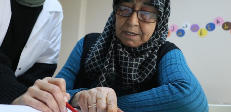 Kaza geçiren kocasını hastanede bulamadı, 73 yaşında okuma-yazma öğrendi