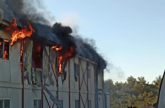 İşçilerin kaldığı yatakhanede çıkan yangın korkuttu