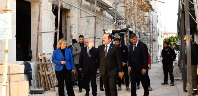 Vali Pehlivan, Karamancılar Konağı restorasyon çalışmalarını inceledi