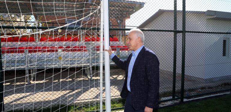 Ispanak tarlası, futbol sahasına dönüştü