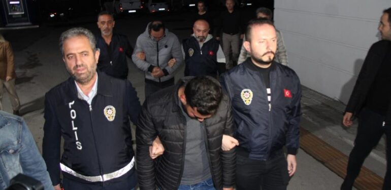 Üniversiteli kızlara içi su dolu balon atan şahıslar hakim karşısında