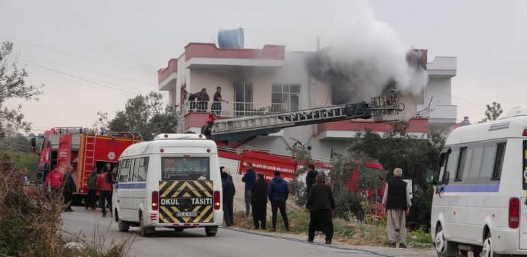 Sobadan kaynaklı yangın çıktı, 2 kadın dumandan etkilendi