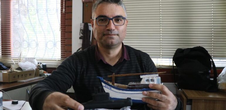 Denizden çıkan odunları sanata dönüştürüyor