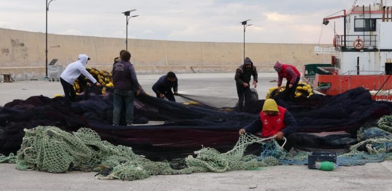 Akdeniz’de ekmek teknelerine fırtına molası