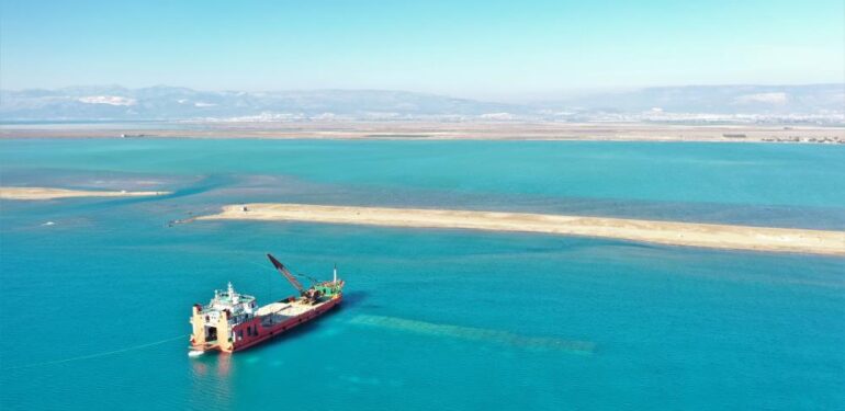 Mersin’de deniz kıyısına 2 bin metrelik koruma kalkanı
