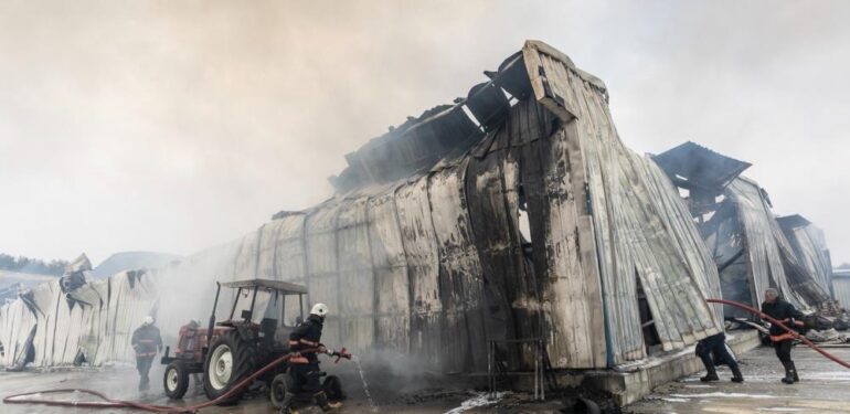 Mersin’de mobilya üretim atölyesinde yangın