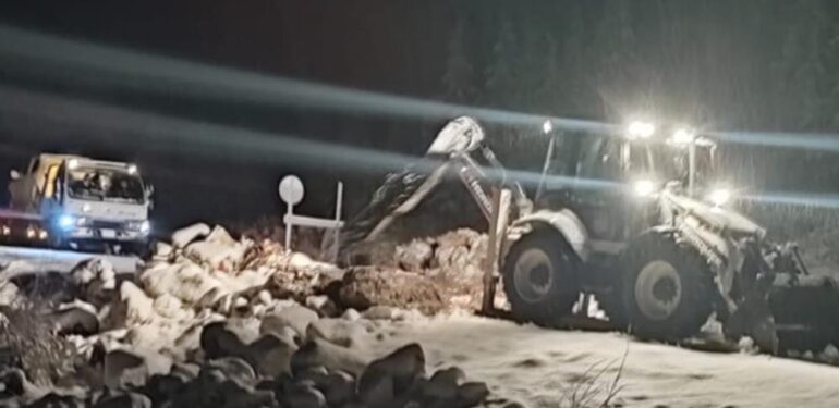 Karda mahsur kalan 5 kişi, 4 saatlik çalışmayla kurtarıldı