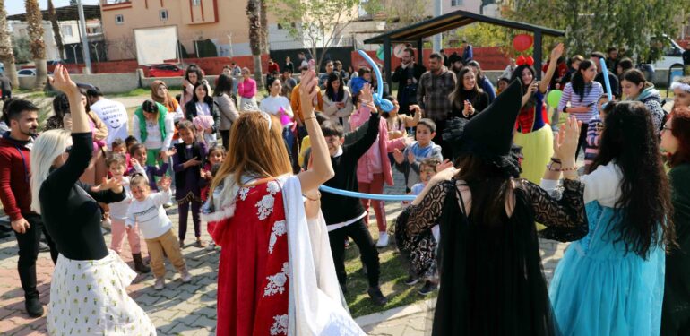 Mersin’deki depremzede çocuklar depremin etkilerini eğlenerek atıyor