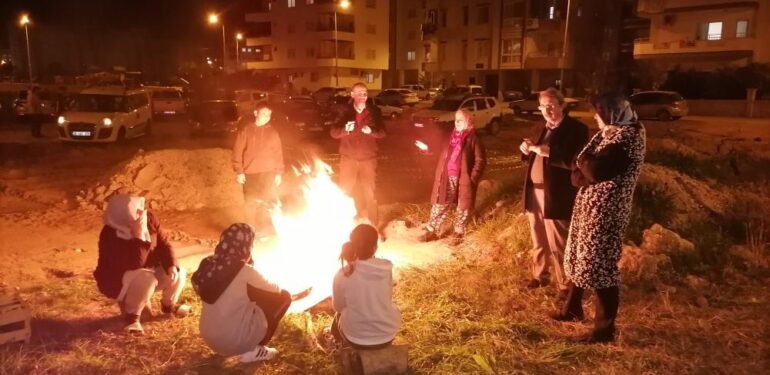 6.4 büyüklüğündeki depreme evde yakalanan vatandaş o anı gözyaşları ile anlattı