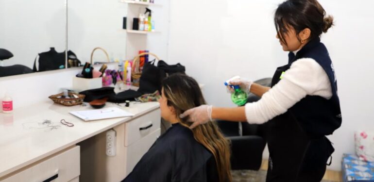 Akdeniz Belediyesi tüm birimleriyle depremzedelerin yanında