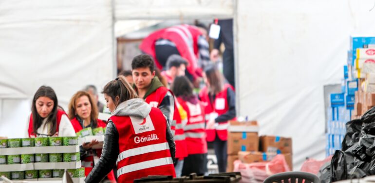 KIZILAY’IN AFET BÖLGELERİNDEKİ YARDIM ÇALIŞMALARI RAMAZAN AYINDA DA ARALIKSIZ SÜRÜYOR