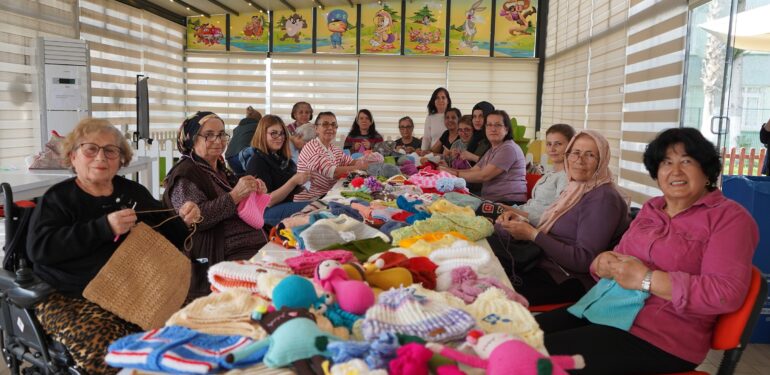 Tarsuslu kadınlar depremzedeler için örüyor