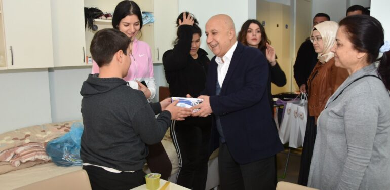 Mersin polisi, depremzedelerin yanında