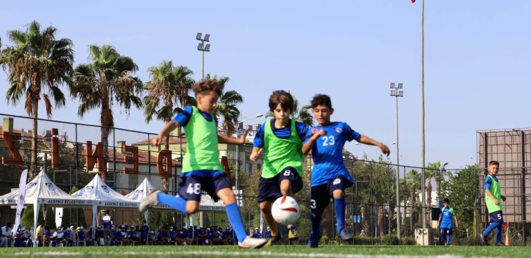 Akdeniz Belediyesi Futbol Okulu geleceğin yeteneklerini bekliyor