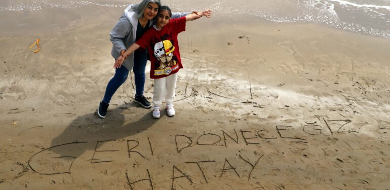 Depremzede kadınlar Mersin’in tarihi ve kültürel yerlerini gezdi