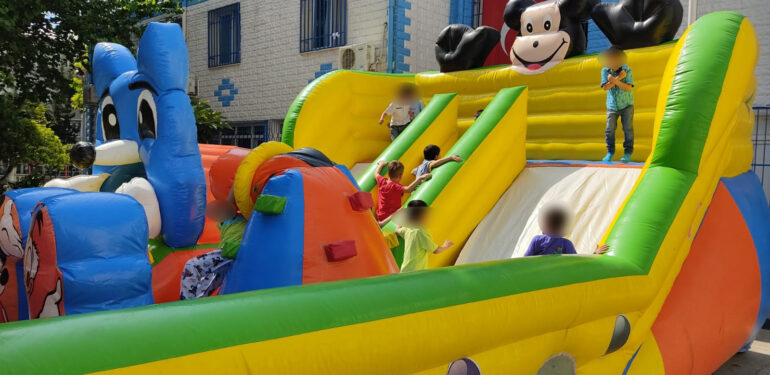 Çocuk evleri sitesinde kalan çocukların bayram sevinci