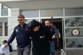 DOLANDIRICILAR BANKADA YAKALANDI: 1'İ TUTUKLANDI, 3'ÜNE EV HAPSİ VERİLDİ MERSİN'DE ARAÇ KİRALAMA VE EVDE EŞYA PAKETLEME YÖNTEMİYLE BİRÇOK KİŞİDEN KAPARO ALARAK DOLANDIRAN 4 ŞÜPHELİ YAKALANDI