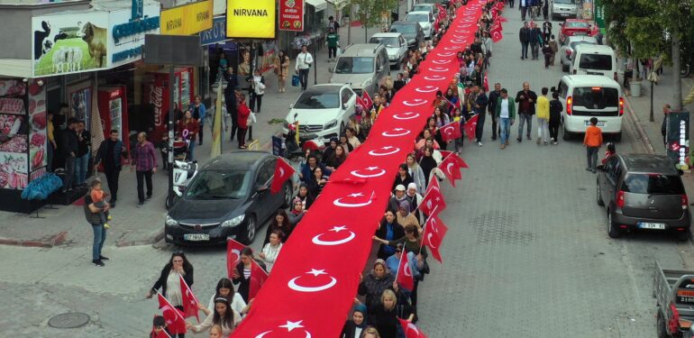 Kadınlar şehitler için bayraklarla yürüdü 10 bin kişi iftarda buluştu