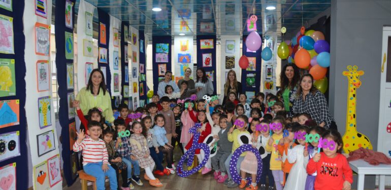 100 kitap için 100 resim yaptılar