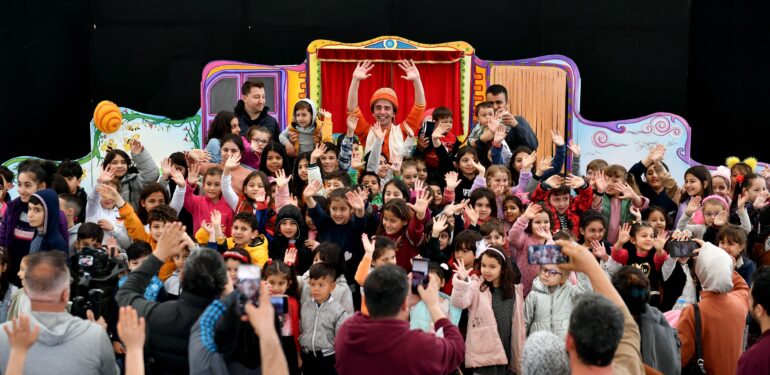 ‘Dünyanın Eski Zamanlarında’ oyunu çocuklar için sahnelendi