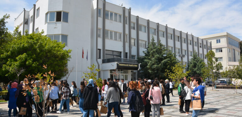 Öğrencilere üniversite tanıtım gezisi