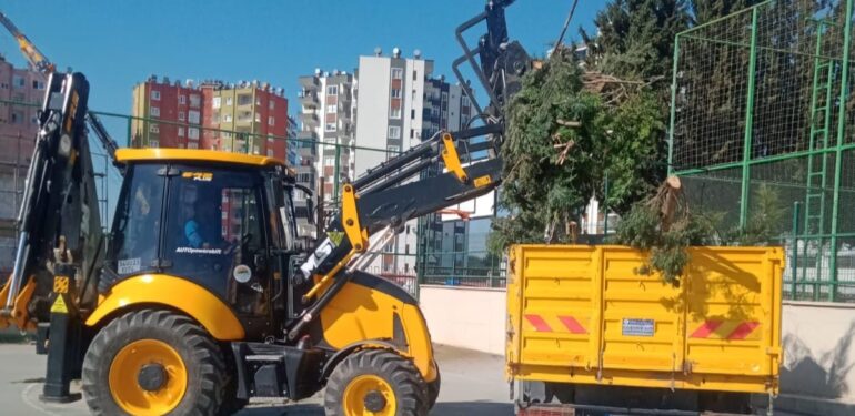 TOROSLAR’DA PARK VE YEŞİL ALANLARA BAHAR BAKIMI