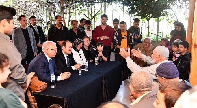 Vali Pehlivan, depremzedelerle bir araya geldi