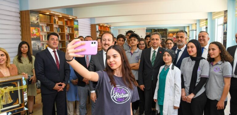 Vali Pehlivan öğrencilerle söyleşi yaptı