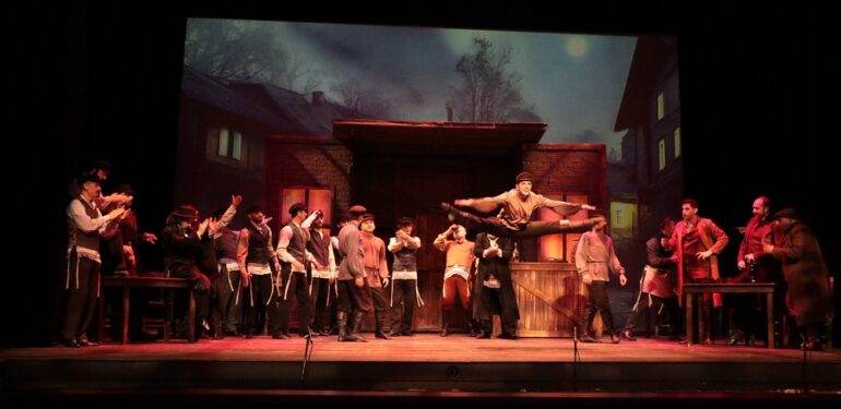 Damdaki Kemancı opera sahnesinde