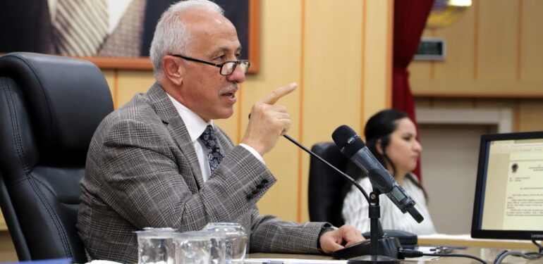 “GEÇMİŞTE SİZİN BAŞKASINA PEŞKEŞ ÇEKTİĞİNİZ ARAZİYİ, BUGÜN BELEDİYEMİZE KAZANDIRAN ADAMIM”