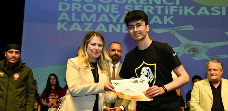 Drone eğitimlerini tamamlayan öğrencilere sertifika