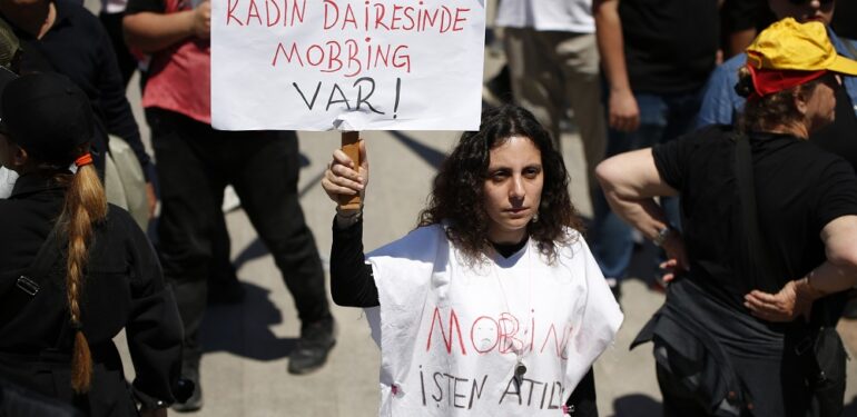 MAĞDUR KADIN İŞÇİDEN ŞOK PANKART