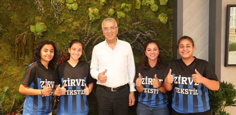 Kadın sporculardan Başkan Tarhan’a ziyaret